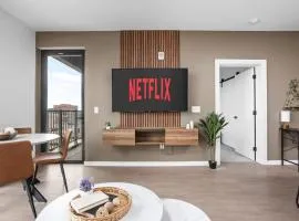 Super LUX SkyTower 2BD Downtown - Parking, Pool, Gym