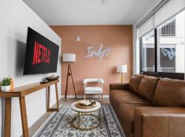 The Indy Suite High-Rise Condo with Pool, Gym, Parking, condo in Indianapolis