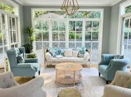 Sage Manor - Sleeps 10 - Multiple Living Spaces