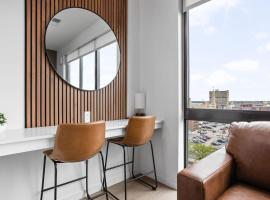 Luxury Downtown High-Rise Condo with Pool, Gym, Parking โรงแรมในอินเดียนาโพลิส