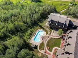 North Shore Knotty Loft Ski in out Hot Tub