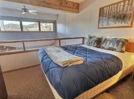 North Shore ski-in/ski-out loft with hot tub, ξενοδοχείο σε Lutsen