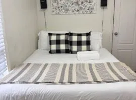 Cozy 2 Bed 1 Bath Apt Close to Univ and Downtown