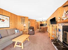 North Shore Vista Views Ski in Ski out Hot Tub, ξενοδοχείο σε Lutsen