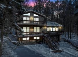 Winter Hideaway - Sled Hill, Hot Tub, Fireplace, Game Room, Hotel in Gouldsboro