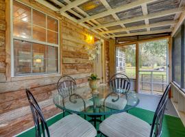 Fish, Boat and Explore Cross Creek Cabin with Dock!, готель у місті Hawthorne