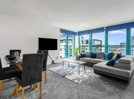 PENTHOUSE - Invoice and REDUCED PRICES only via SUNRISE SHORT LETS DUNDEE, Spacious, Stunning Views, Foosball Table, Central, River Front, V&A, Train Station, City Centre, Lift Access, Free Parking & WiFi and ONLY 3 Mins to STANNERGATE Ports