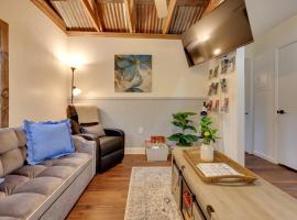 Hawthorne Anglers Cabin with Lake and Dock Access!, готель у місті Hawthorne