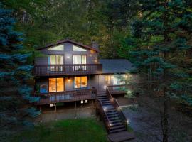 Lake Hideaway - Pool Access, Hot Tub, Game Room, Firepit, hotel a Gouldsboro