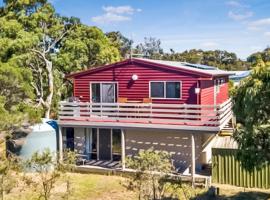 3BR Modern Lakeside Escape, Beach & Park Views, hotel in Loch Sport