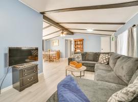 1 Mi to Otsego Lake All-Season Family Home, hôtel à Arbutus Beach