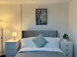 Bright and Spacious 2 Bed Flat Sleeps 5