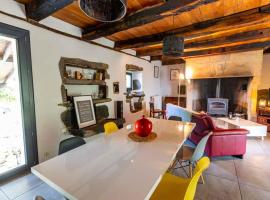 Countryside Gite with Pool with Views, hotel a Saint-Céré