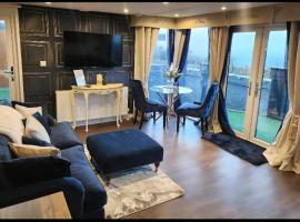 Mary Queen of Scott's Lodge, hotel em Carberry