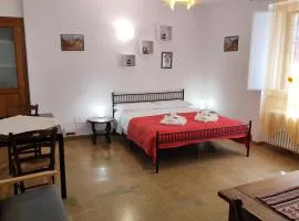 ALL'OMBRA DI SANTA CHIARA, 4 minuti da San Carlo Acutis, NUOVO con la "solita" QUALITÀ di MyAssisiSuite, 140 mq, Piano Terra 2 Ingressi 3 Camere 2 Bagni, Idromassaggio, Perfetto - La nostra FORZA è l'ASSISTENZA Live 24-7, MÓWIMY PO POLSKU