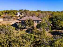 Lakefront 3BR Retreat with Dock, Kayaks and Fire Pit, hotel a Granbury