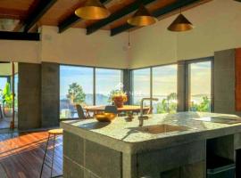 Blackhouse jacuzzi piscina, hotel in Pontevedra