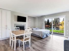 1st Floor Updated Studio incredible river access, hotel Bendben