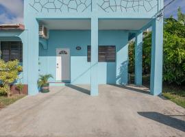 J & B Studio Apartment, hotel com estacionamento em Saint Johnʼs