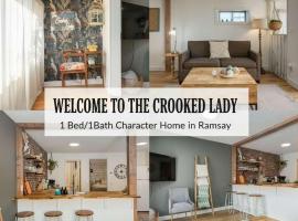 The Crooked Lady Cozy Bungalow near Downtown Calgary with Free Parking，位于卡尔加里的酒店