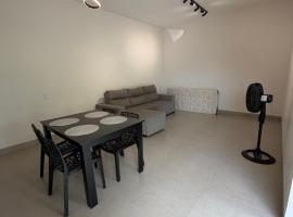 Casa aconchegante com 02 quartos climatizados, hotel in Nova Mutum