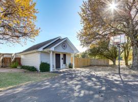 WFH-Friendly! Efficiency Studio in Lindale，位于Lindale的酒店