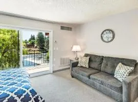 Cozy one-bedroom condo overlooking the Deschutes