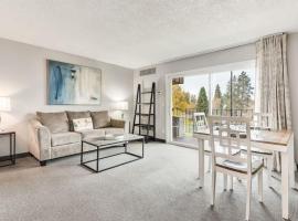 Second-floor - Riverfront Condo Near Downtown Bend, hotel en Bend