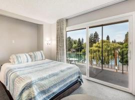 Riverfront Condo-No Better Place in Bend, hotel en Bend