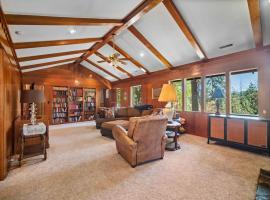 Rustic Private Farmhouse on the Little Spokane Riv, hotel v destinaci Fairwood