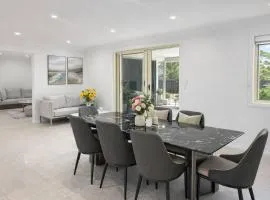 Modern Suburban Grandeur - Luxury Family Estate in Stretton