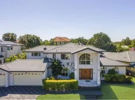 5BR Modern Suburban Grandeur - Luxury Family Estate in Stretton