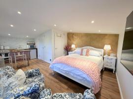 Wild Meadow Cottage - Countryside Views and King Bed, hotel v mestu Maybole