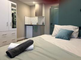 4 Luxury Mini Studio Room with Parking, Wi-Fi, Workers – hotel w mieście Gillingham