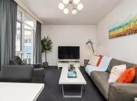 King Bed and Parking Walk to St Kilda Beach