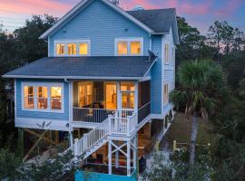 Folly Beach Getaway Near Sand Covered Lounge BBQ Outdoor TV Tidecrest by AvantStay, hôtel à Folly Beach