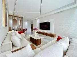 Gorgeous 2 Bedrooms City Retreat with 10th Floor Views