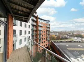 The Waterside Retreat at Montague - Leeds City Centre - Riverside Living - City Views - Sleeps 3 - Balcony - FREE Wi-Fi