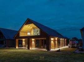 Luxury Lodge in the Cotswolds with Direct Golf View, khách sạn ở Brinkworth