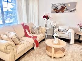 Spacious & Comfy Main Floor 3BR Suite in Detached House，位于卡尔加里的酒店