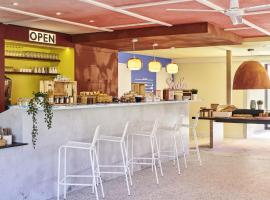 Greet Hotel Versailles - Voisins Le Bretonneux, hotel in Voisins-le-Bretonneux