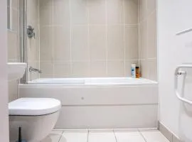 Leeds City Retreat on the Riverbank - Sleeps 8 - Balcony