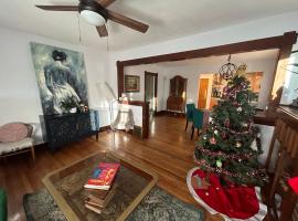 A Beautiful 1920's classic in the Heart of it All-Coffee, Dining, & medical care nearby, hotel di Denver