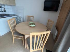 Appartement Sud avec Terrasse et Garage à Super Besse - FR-1-814-96, hotel i Super Besse