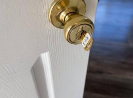 Pretty bedroom with shared bathroom, hotel i Hacienda Heights