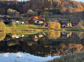 10-Personen-Wellness-Chalet in erster Reihe am See, hótel í Volkesfeld