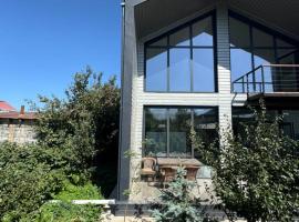 Barnhouse Karakol, hotel a Akchiy