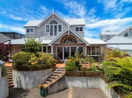 Bespoke Stays - Elegant Villa Retreat