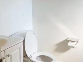 Huge bedroom with shared bathroom, hotel i Ontario