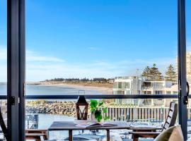 WOW Marina Views, Murphy Bed, Parking, hotel i Glenelg